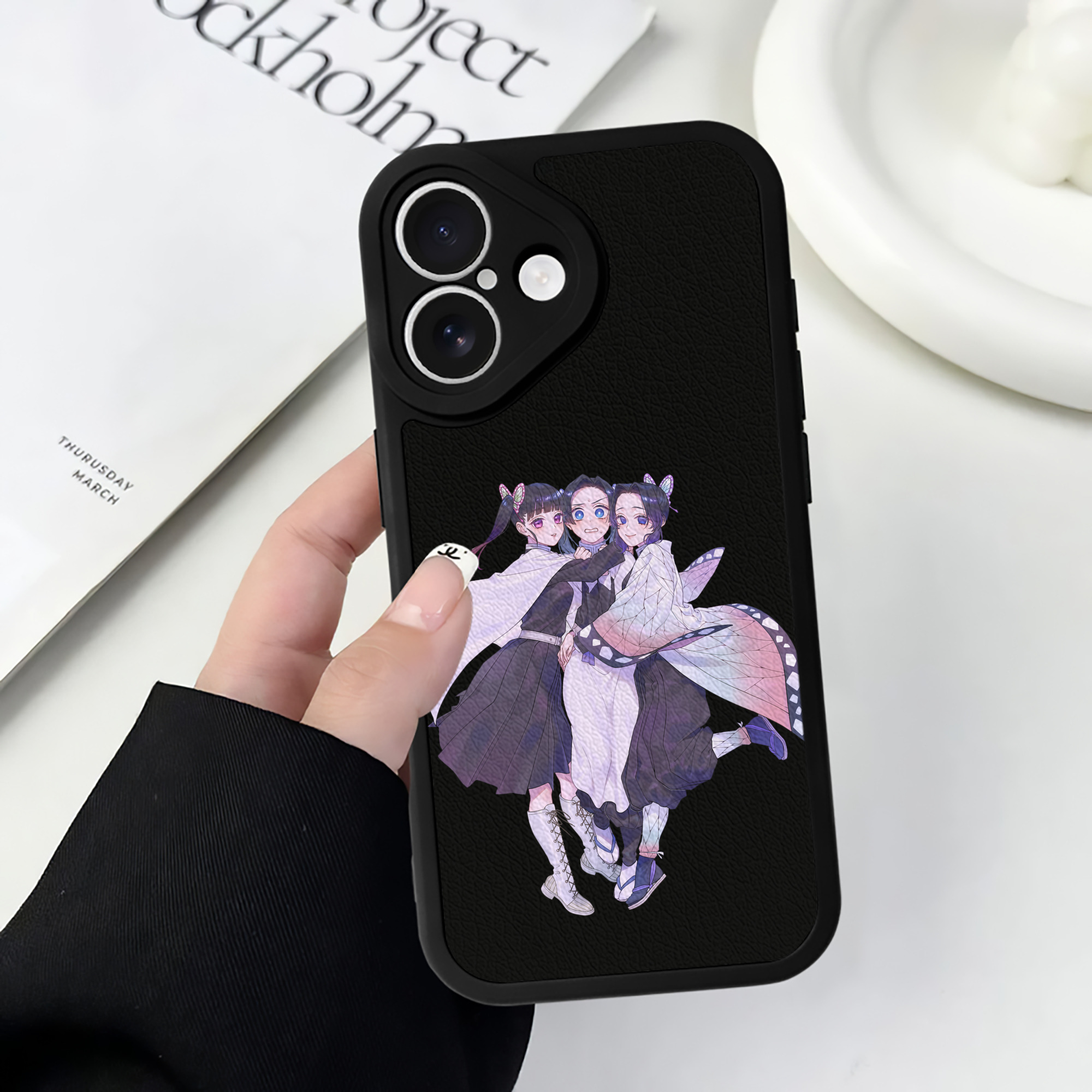 （画像用） 鬼滅の刃（きめつのやいば）蟲柱-胡蝶 しのぶ／こちょう しのぶ Kochou Shinobu 【iPhone 16シリーズ対応】シリコンスマホケース（レザー調） 材質：シリコン